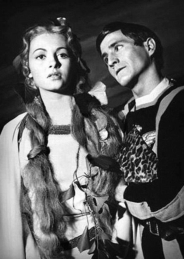 17 июня 1957 год. Мишель Мерсье и Пьер Лакотте исполняют пьесу "Баллада о Ронсаре" на сцене театра.