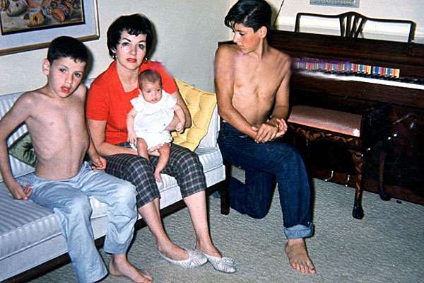 Сильвестр Сталлоне с матерью, братом и сестрой 
