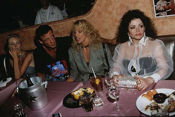    Sly al Planet Hollywood in compagnia della fiamma di turno e della terribile mamma Jackie Stallone, 1994