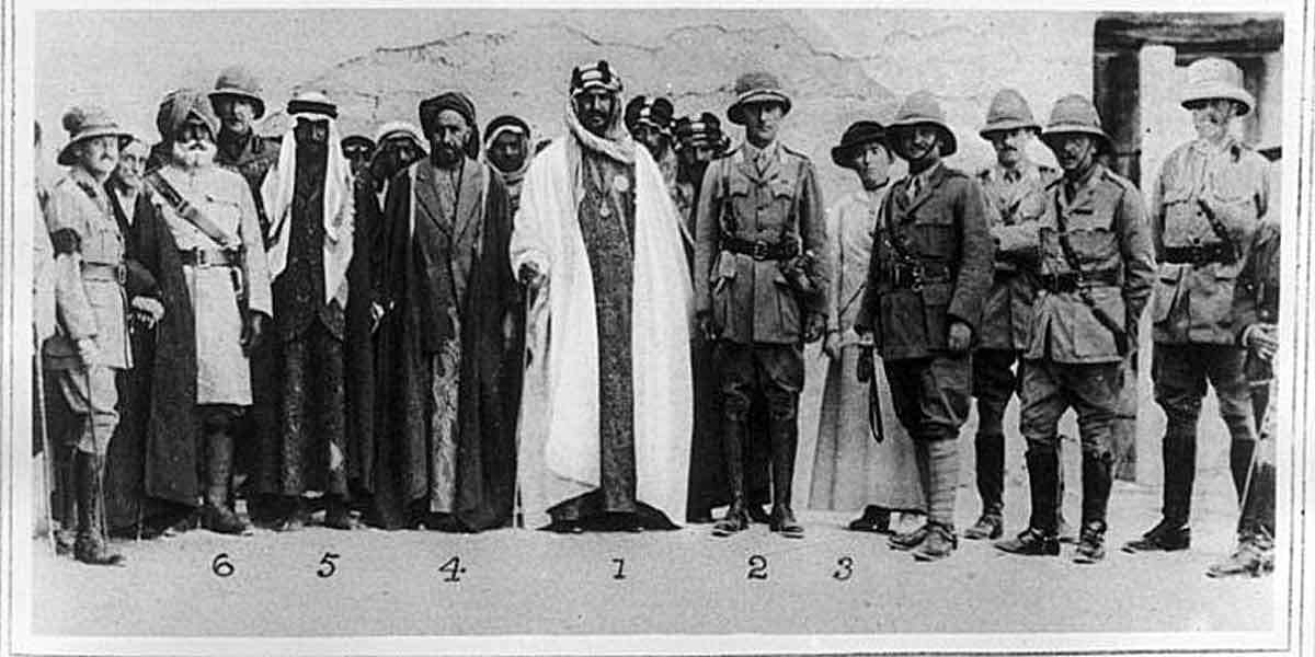 Во время Первой мировой Османская империя пала окончательно. Белл занималась шпионажем, была советником как арабов, так и британцев, посредничая между ними. На снимке (датирован 1917) Ибн Сауд (1), будущий коронованный управляющий Месопотамией Перси Кокс (2), Гертруда Белл (3), Сикх Кувейта (6) и другие.