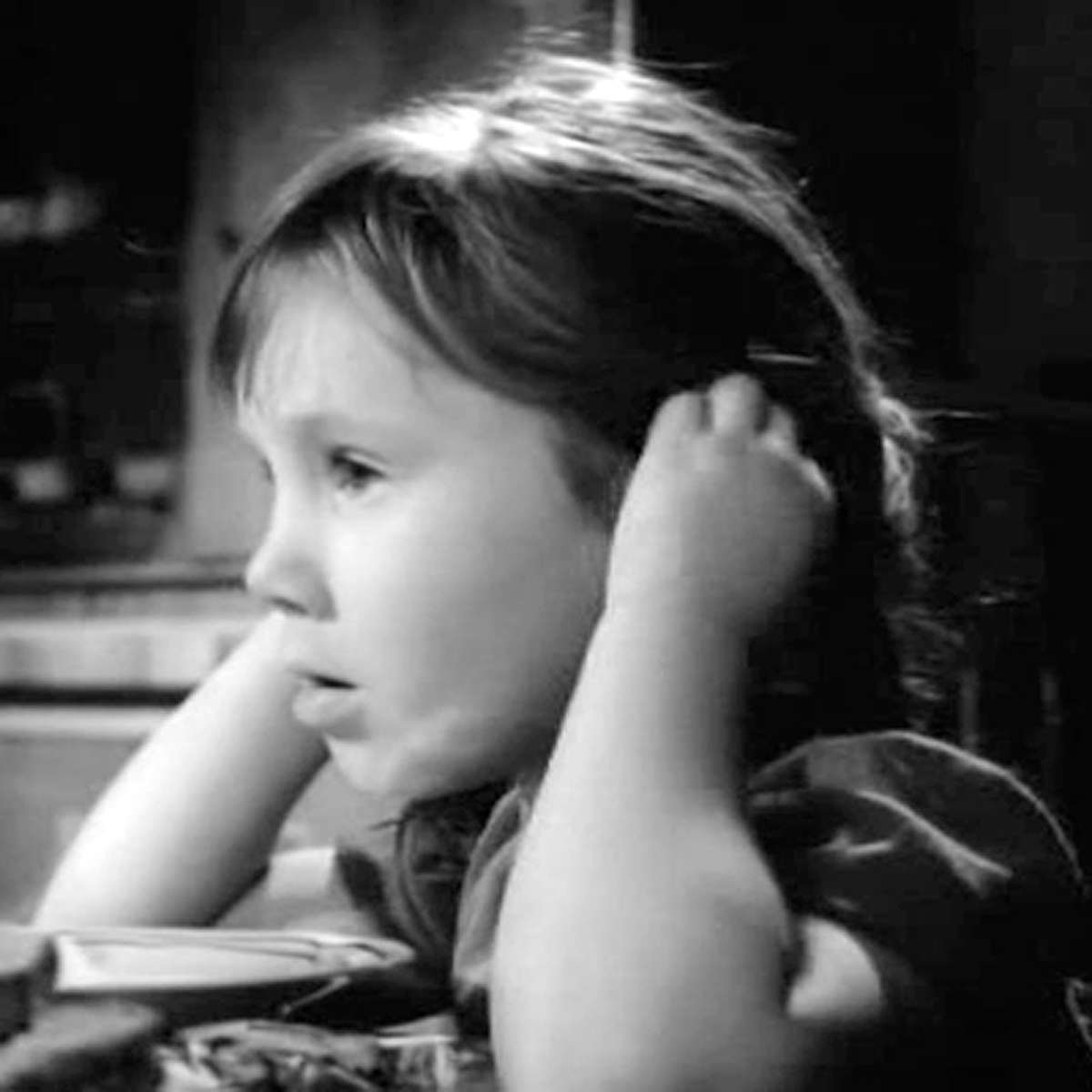 Алена Рыбникова в фильме «Им покоряется небо», 1963 г.  В шестилетнем возрасте Алена снялась вместе с отцом в ленте «Им покоряется небо». Девочка исполнила роль Иришки – дочери главного героя, летчика-испытателя, которого сыграл ее папа.  