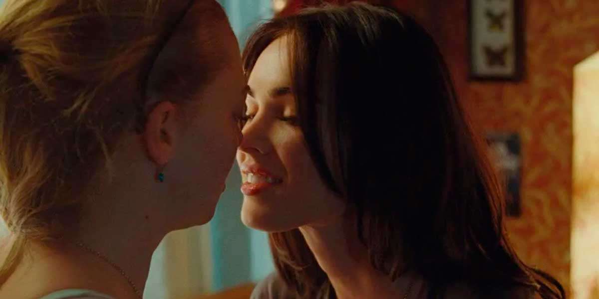 Меган Фокс была в ужасе от того, что ей пришлось поцеловать Аманду Сейфрид на экране.