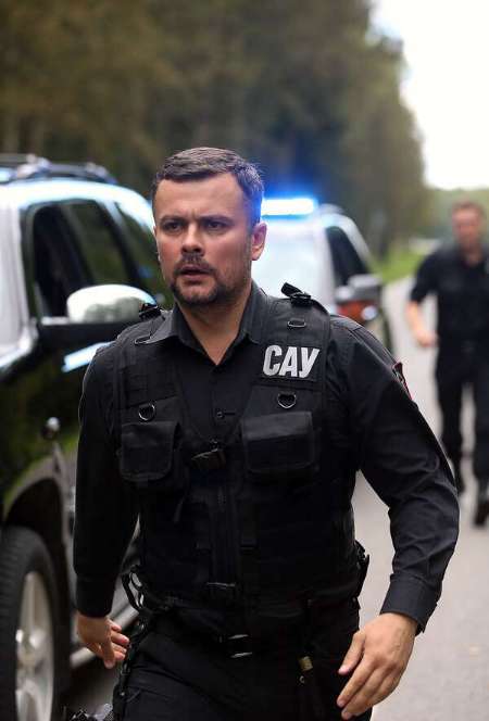 Постер. Сериал Семейный портрет на фоне убийства