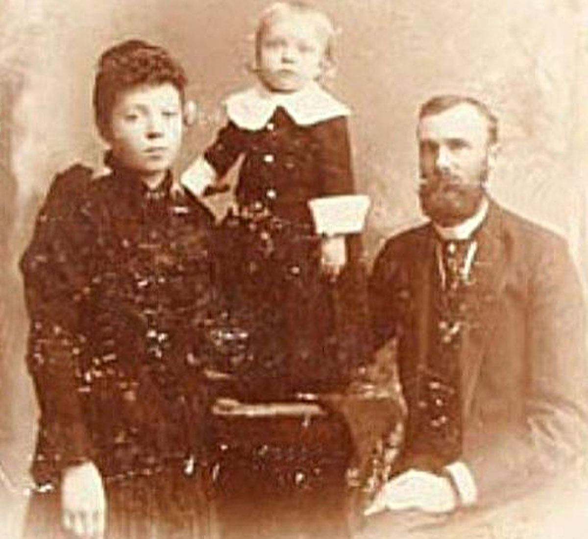 Прадед Мэрилин Монро Тилфорд Марион Хоган с прабабкой Шарлоттой Вирджинией (Дженни) Нэнс и дочкой Деллой (будущая бабушка Мэрилин). Примерно 1880 год. 
