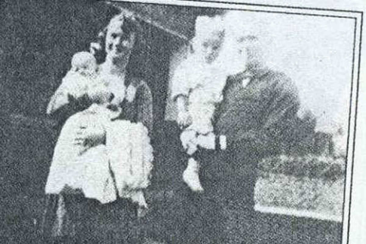Глэдис с первым мужем Джоном Бейкером и детьми Робертом и Инес. 30 июля 1919 года.  