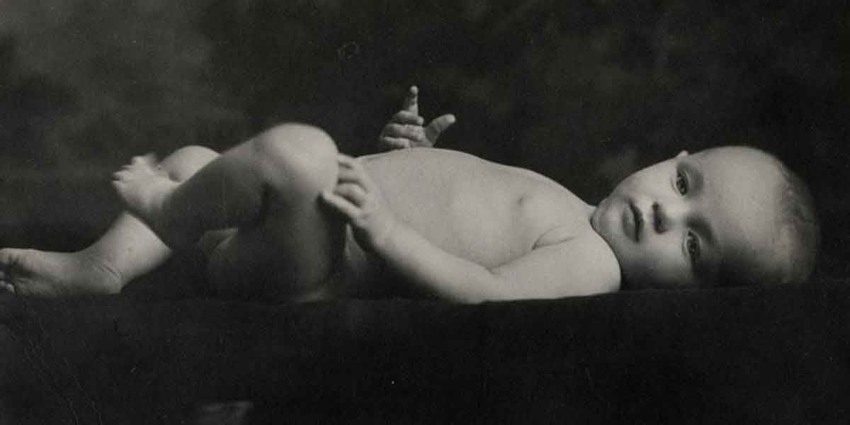  Новорожденная Норма – будущая Мэрилин Монро. 1926 год.