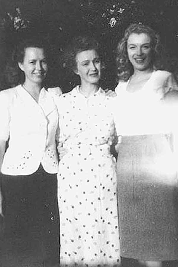 Сводные сестры Мэрилин Монро и  Бернис Бейкер с матерью  Глэдис (в центре). 1946 г. 