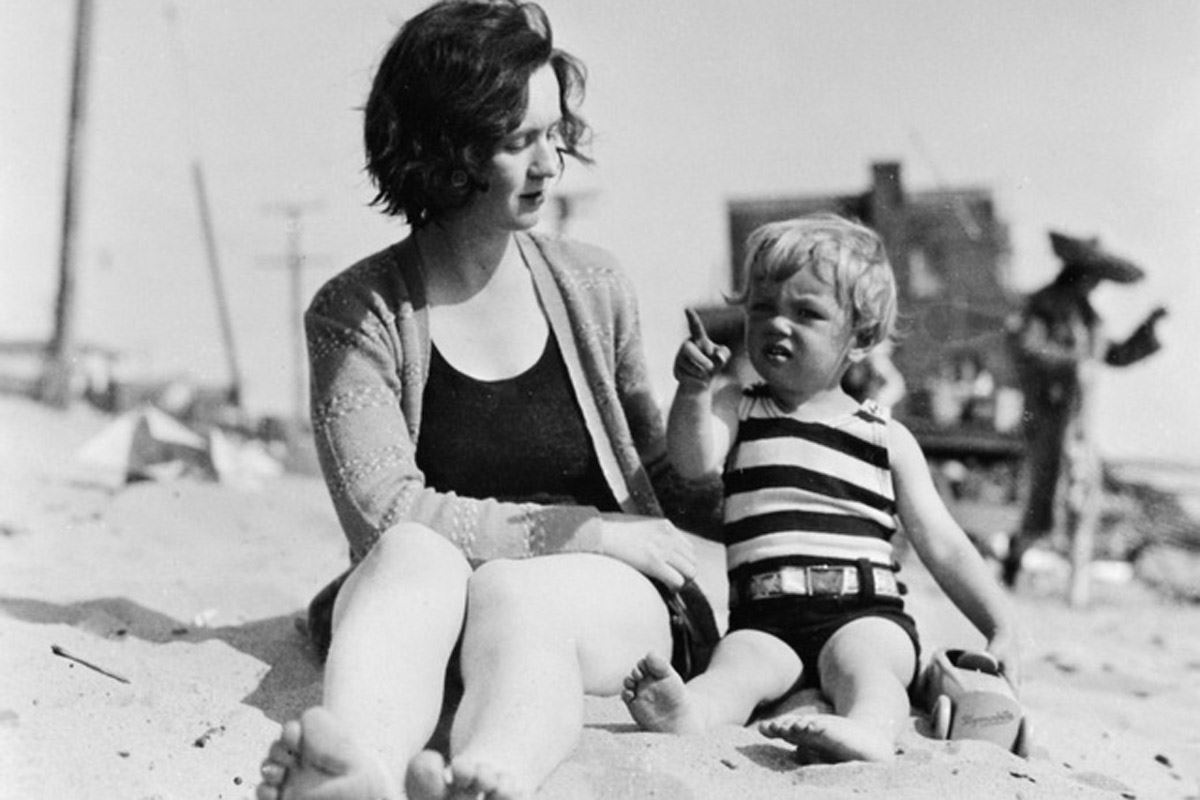 Мэрилин Монро в 3 года с матерью Глэдис Пёрл Бейкер - 1929 год
