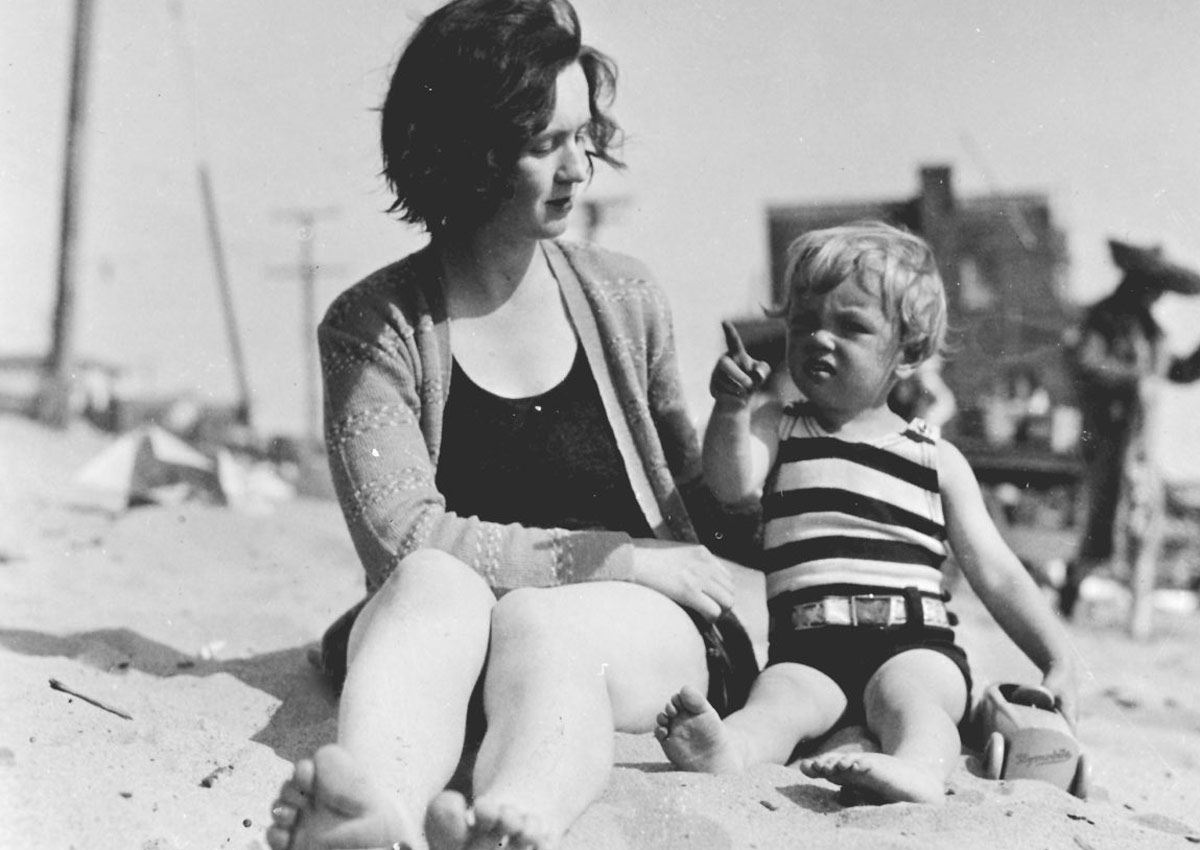 Мэрилин Монро с матерью Глэдис.