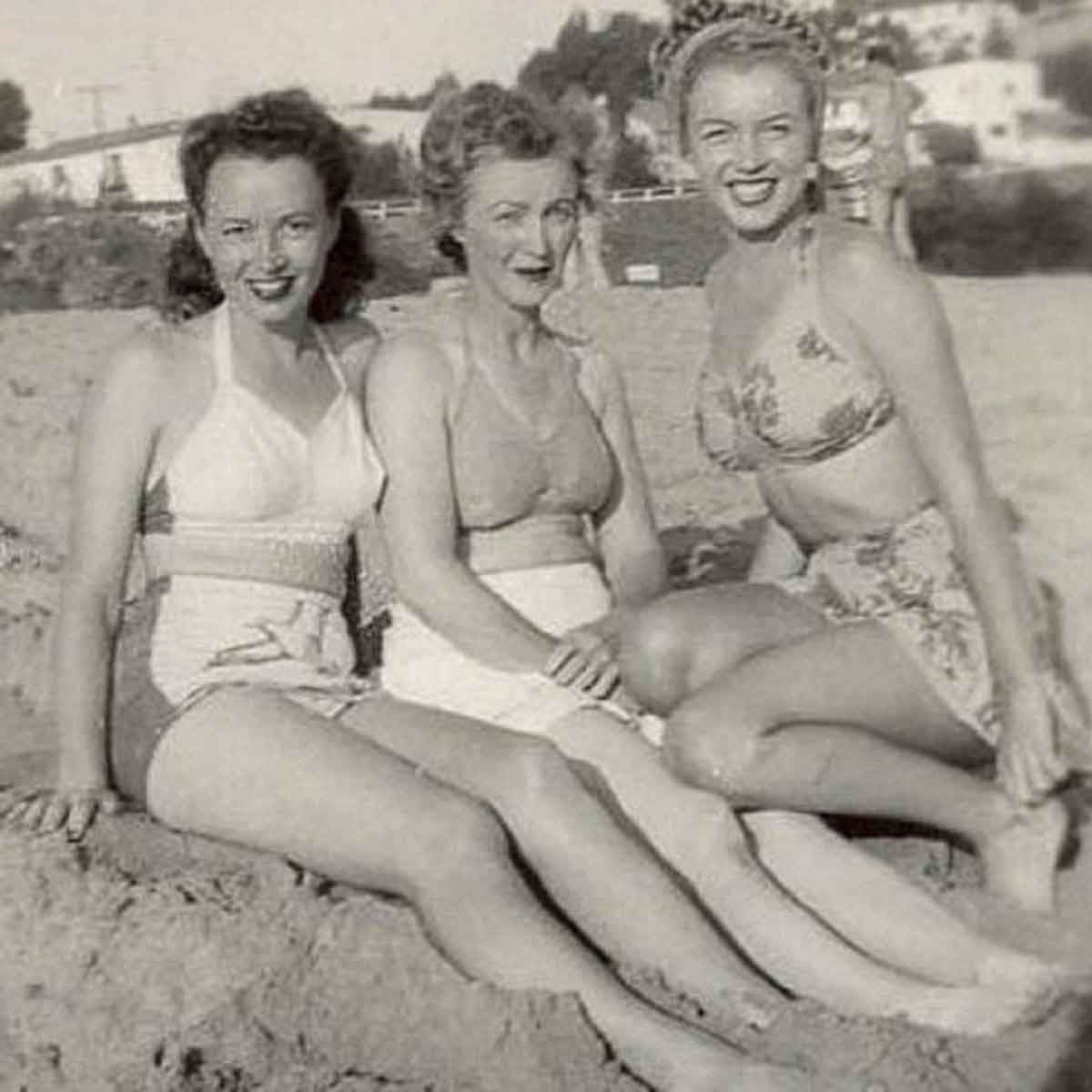 Глэдис со своими дочерьми Мэрилин Монро и Бернис. 1946 год 