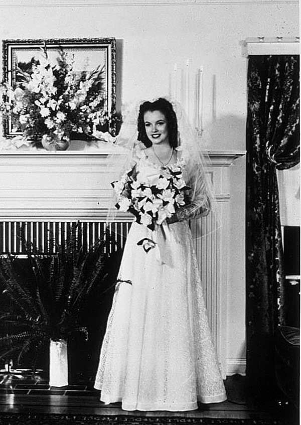 Фото Мэрилин Монро. 16 лет. 1942 год. Мэрилин Монро в наряде невесты.